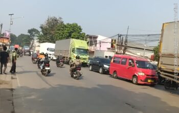 Kemacetan Parah Warnai Jalan Raya Pasir Gadung pada Hari Kerja