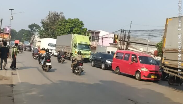 Kemacetan Parah Warnai Jalan Raya Pasir Gadung pada Hari Kerja