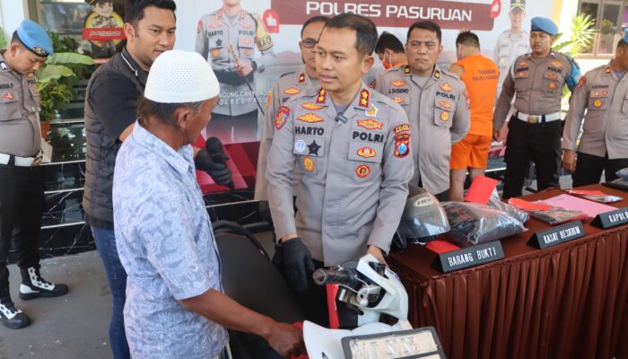 Kapolres Pasuruan Kembalikan Motor Curian kepada Korban, Tangis Haru Warnai Penyerahan Motor
