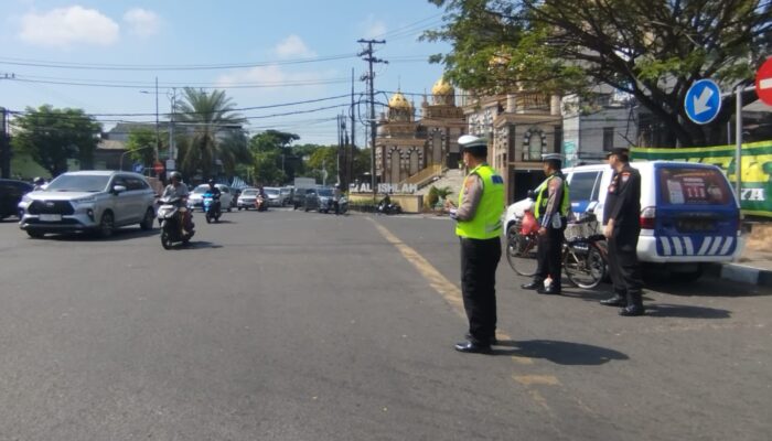 Satlantas 1202 Tambaksari Perketat Pengawasan di Kedung Cowek, Urai Kemacetan Sekaligus Cegah Kejahatan Jalanan 3C