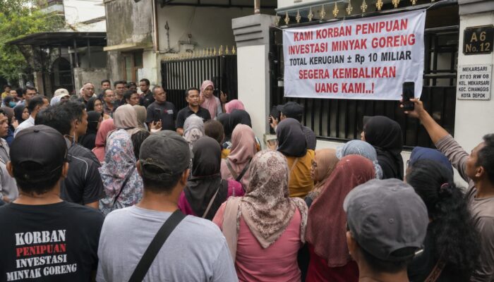 Puluhan Korban Minyak Goreng Geruduk Rumah Pelaku di Mekarsari Depok