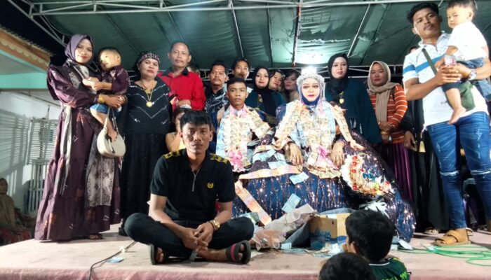 Resepsi Pernikahan Fariz Dan Farida Penuh Kebahagiaan Dan Kehangatan