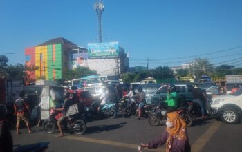 TL Jalan Kedung Cowek Padam, Arus Lalu Lintas Semrawut, Warga Soroti Lambannya Respons Petugasnya 