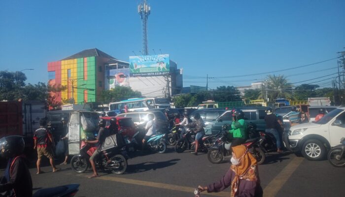 TL Jalan Kedung Cowek Padam, Arus Lalu Lintas Semrawut, Warga Soroti Lambannya Respons Petugasnya 