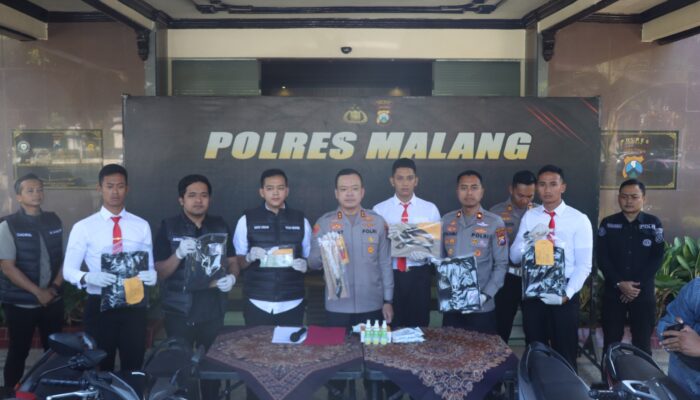 Polres Malang Amankan Dua Pemuda Bawa Sajam Saat Penyekatan Malam 1 Suro