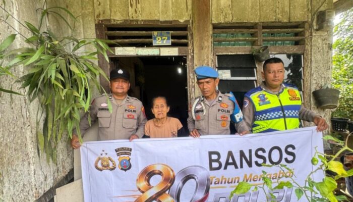 Sambut HUT Bhayangkara ke-80, Polsek Sei Kanan Turun Langsung Berbagi Sembako kepada Warga
