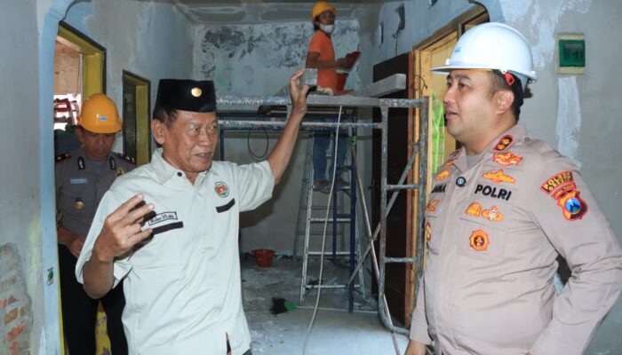 Polres Gresik Bedah Rumah Purnawirawan Polri di Driyorejo, Kado Hari Bhayangkara ke – 80