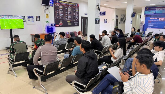 Ciptakan Suasana Nyaman, Satlantas Hadirkan Nobar Piala Dunia dan Pemohon SIM Bikin Antrean SIM Makin Ceria