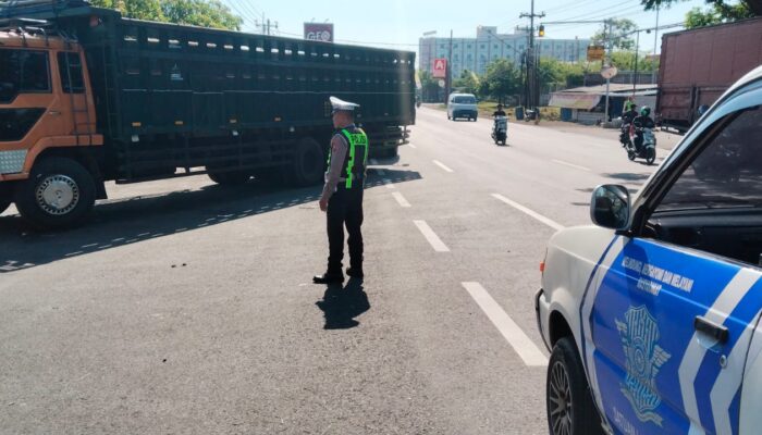 Satlantas Polres Pasuruan Turunkan Personel Amankan Antrean Kendaraan di SPBU Cangkringmalang Beji