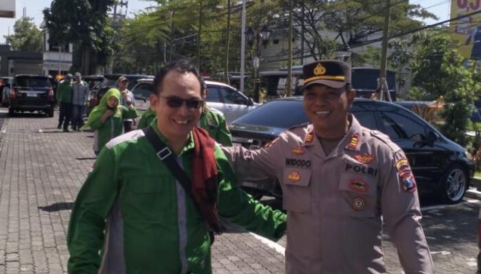 Puluhan Perwakilan Massa Kahutindo Diterima DPRD Jatim, Sempat Foto Bersama Wakapolsek Bubutan AKP WIDODO S.E.