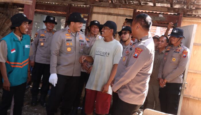 Sambut Hari Bhayangkara ke-80, Polres Lamongan Bedah Rumah Warga Tak Layak Huni dan Salurkan Bansos