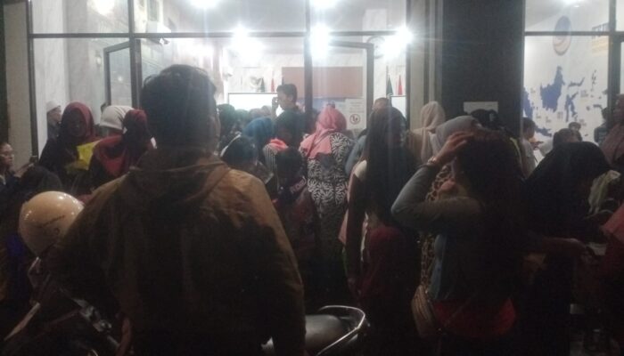 Usai Sosialisasi PIP, Ratusan Wali Murid Membludak Saat Bubaran di Ngagel