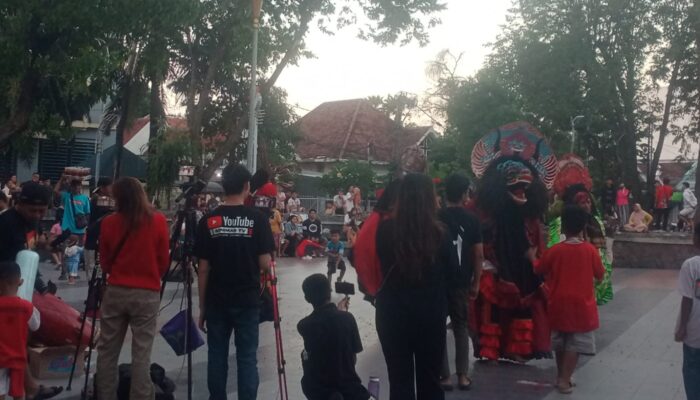 Pagelaran Reog di Taman Bungkul Diserbu Warga, Hiburan Rakyat Dongkrak Omzet Pedagang