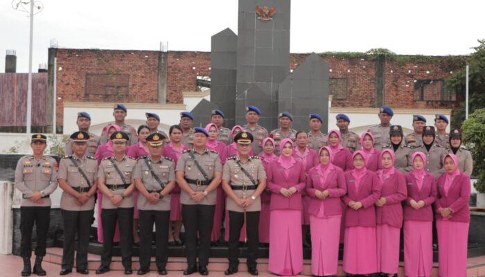 POLRES ROKAN HILIR GELAR UPACARA ZIARAH DAN TABUR BUNGA DI TAMAN MAKAM PAHLAWAN DALAM RANGKA HUT BHAYANGKARA KE-80