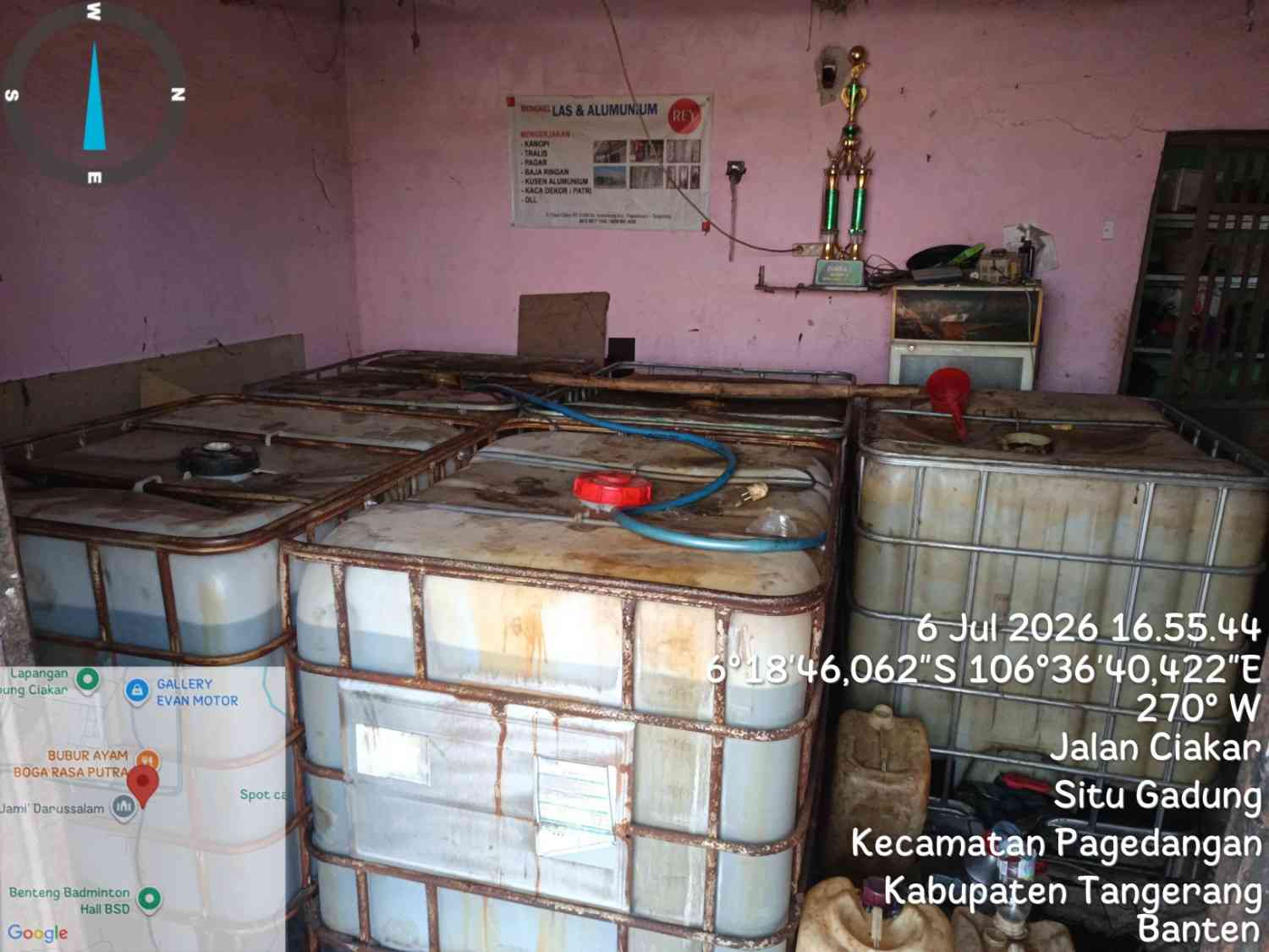 Wadah penyimpanan solar atau proses pemeriksaan di lokasi.