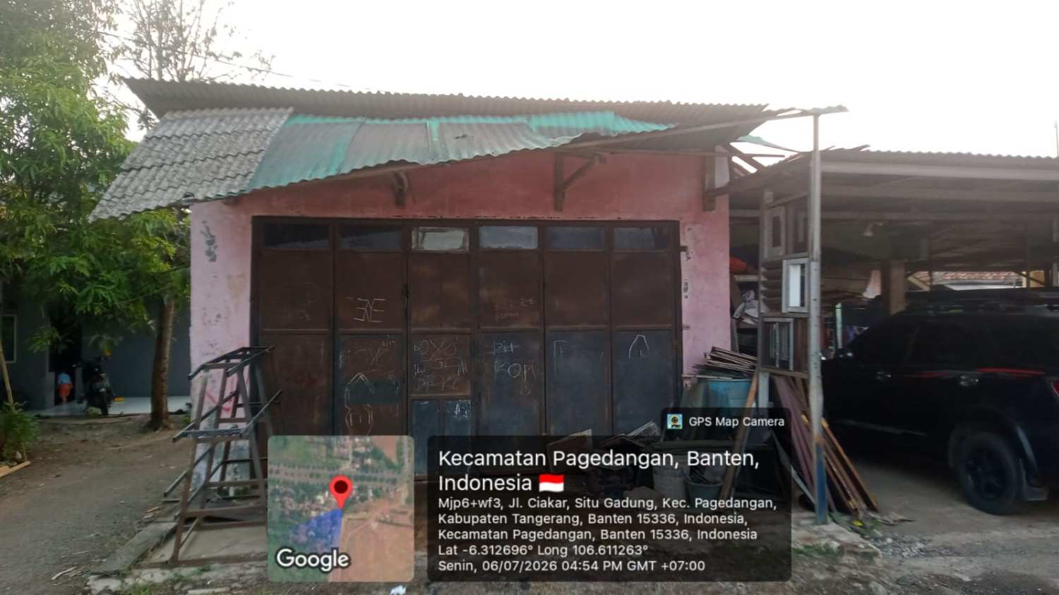 Bangunan di Jalan Ciakar, Desa Situgadung, Kecamatan Pagedangan, Kabupaten Tangerang, yang diduga digunakan sebagai lokasi penyimpanan BBM jenis solar. (Foto: GarudaSiber.net)