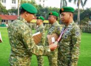 Pangdam III/Siliwangi Berikan Penghargaan Kepada Satuan dan Prajurit Berprestasi Pada Upacara Bendera 17-an