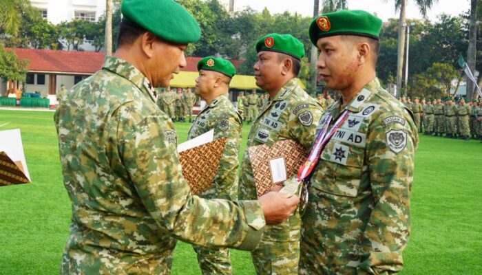 Pangdam III/Siliwangi Berikan Penghargaan Kepada Satuan dan Prajurit Berprestasi Pada Upacara Bendera 17-an