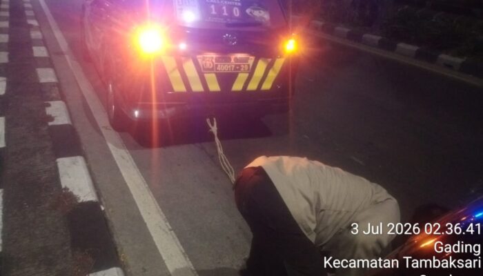 Sigap Layani Masyarakat, Patroli Polsek Tambaksari Aiptu Budi Hariyanto Bantu Sopir Mobil Mogok Di Jalur Cepat Suramadu
