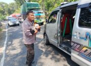 Tuai Pujian Warganet, Aksi Heroik Bhabinkamtibmas Polsek Bagor Selamatkan Bayi Korban Kecelakaan Bus di Nganjuk