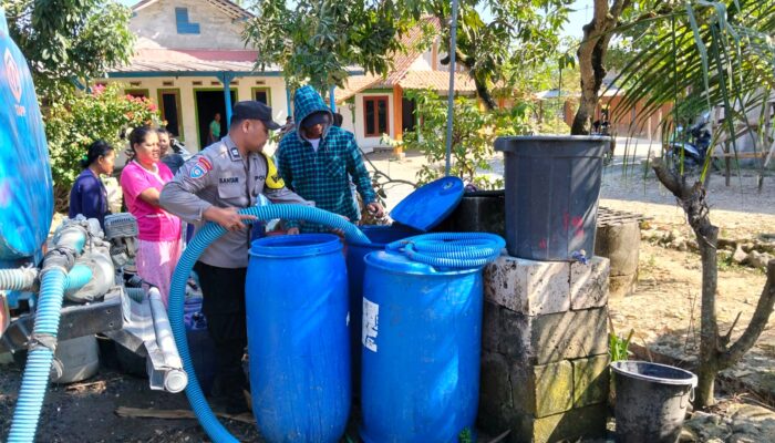 Polres Bojonegoro Salurkan 16 Ribu Liter Air Bersih untuk Warga Terdampak Kemarau di Ngambon
