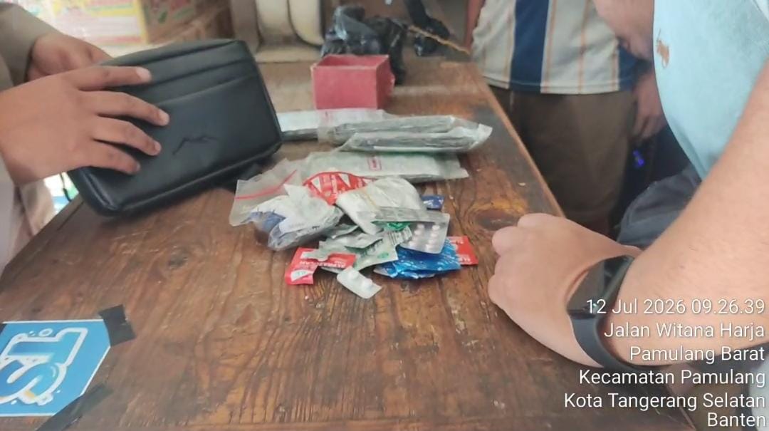Polisi mengamankan penjual obat keras daftar G di Pamulang Tangerang Selatan.