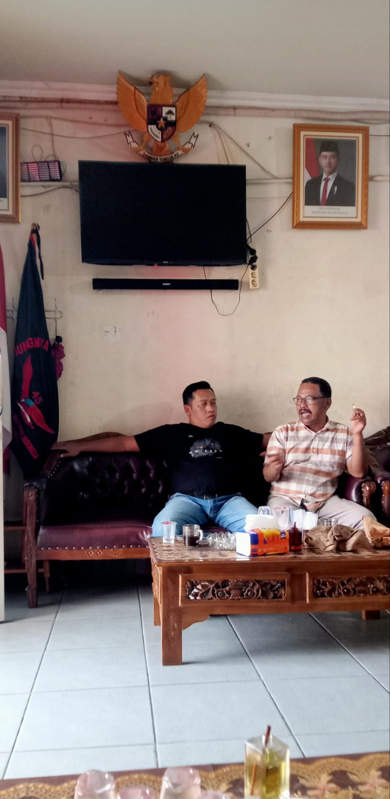 Syamsul Bahri dan Yudianto berdiskusi usai pengukuhan Ketua Divisi Investigasi DPP GWI