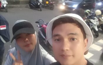 Aldi Taher Bantu Jualan Tahu Bulat dan Otak-Otak, Warga Antusias Berburu Berfoto Bersama
