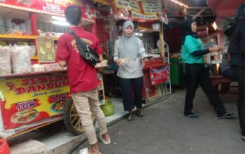 Seblak Bandung Diserbu Pengunjung di Taman Apsari Surabaya