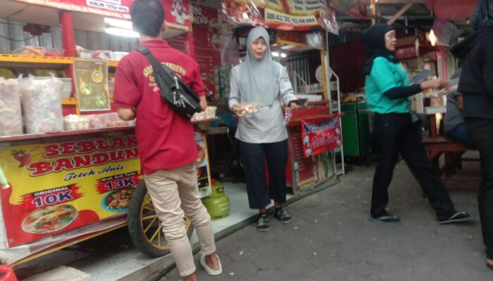Seblak Bandung Diserbu Pengunjung di Taman Apsari Surabaya
