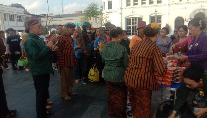 Wanita Pelestari Sanggul Indonesia Tebar Kepedulian, Puluhan Warga Antre Makanan Gratis di Kota Baru JMP