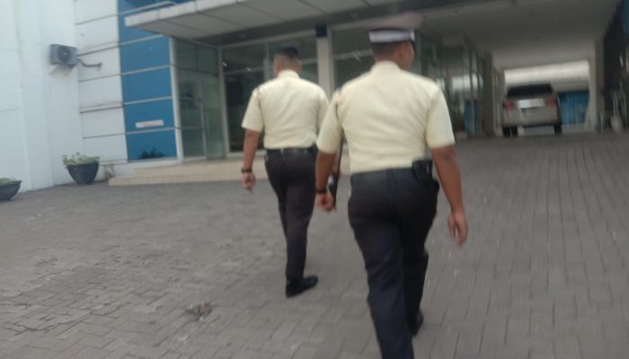 Satpam ATM Bank Panin Kapas Krampung Diduga Mengamuk dan Bentak Pengendara, Aksi Kasar Picu Kecaman Publik