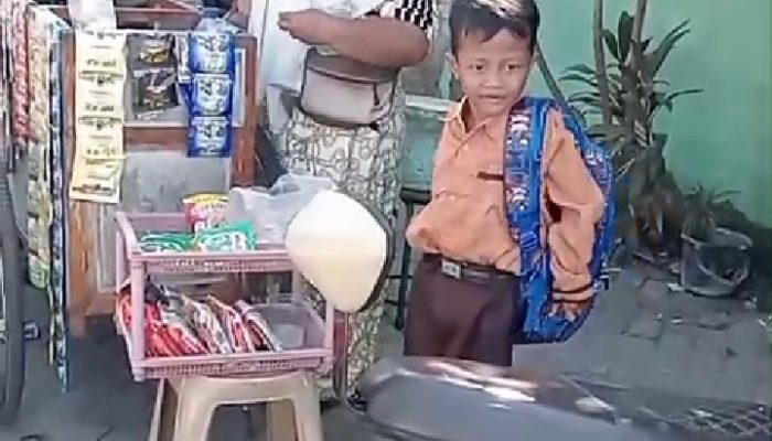 Bocah Berseragam Sekolah Menyapa Pagi, Potret Perjuangan Pedagang Kecil Menyambut Hari