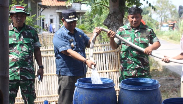 Krisis Air Bersih Akibat Kemarau, TNI Bersama Lintas Sektor Bergerak Bantu Warga. 