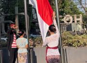 Peringati HUT ke-81 RI, Staf Dafam Pacific Caesar Surabaya Gelar Upacara Bendera Berbalut Busana Adat Nusantara