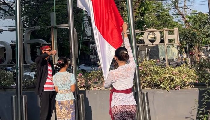 Peringati HUT ke-81 RI, Staf Dafam Pacific Caesar Surabaya Gelar Upacara Bendera Berbalut Busana Adat Nusantara