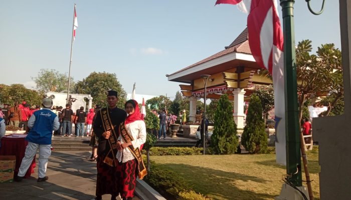 MERAH PUTIH BERKIBAR NENG MAKAM WR SOEPRATMAN, PESERTA UPACARA HUT RI KE-81 DO KANGGO BUSANA ADAT NUSANTARA