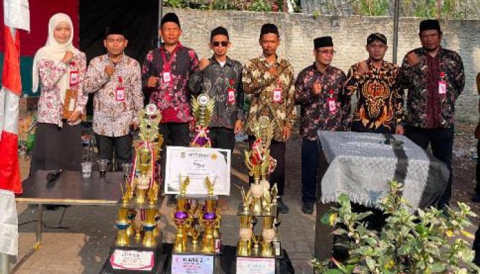 Pengibaran Bendera HUT RI ke-81 di Kp. Sabrang Jadi Tradisi Tahunan, Diisi Perlombaan Warga hingga Penurunan Bendera