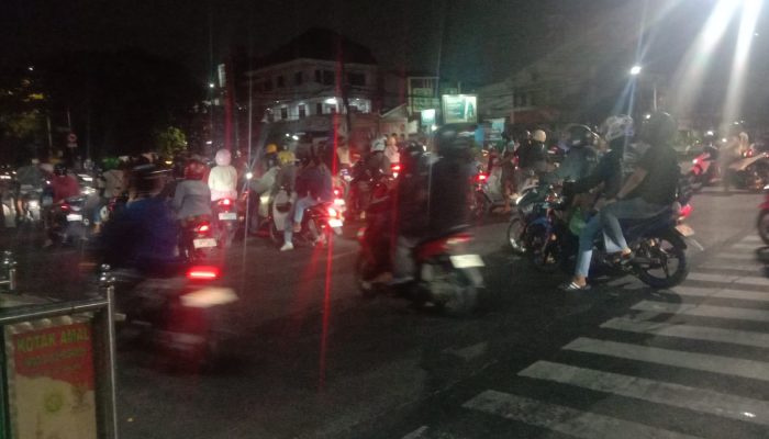 Tidak Adanya Penjagan Satlantas di Pospol Simpang Empat TL Kedung Cowek Semrawot