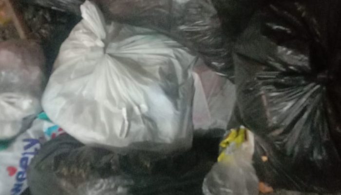Sampah Menumpuk Di Rumah Jalan Kenjeran Warga Tuntut Copot RT Kapas Madya 