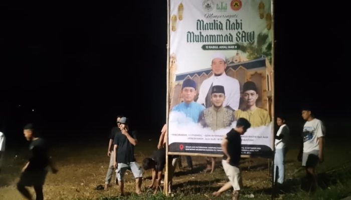 Pemuda Bergerak! Pemasangan Spanduk Warnai Persiapan Maulid Nabi Di Kampung Panggang Desa Bunar.