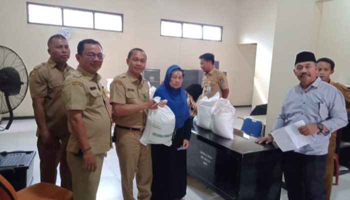 Penyaluran Bantuan Beras Bulog di Sukamulya Berjalan Lancar dan Kondusif