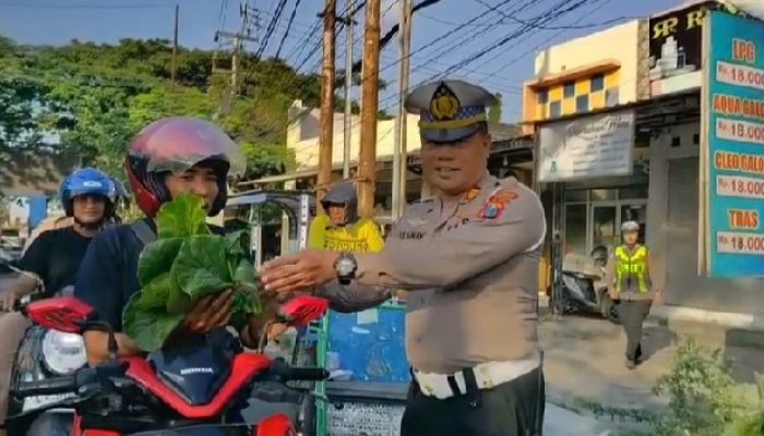 Satlantas Polres Sampang Gelar Jumat Berkah: Bagi Sayur Hasil Kebun P2L Sambil Edukasi Tertib Lalu Lintas