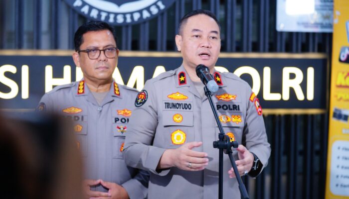 Polri Kerahkan Water Cannon dan Bagikan Masker, Layani Masyarakat Terdampak Material Erupsi Gunung Anak Krakatau