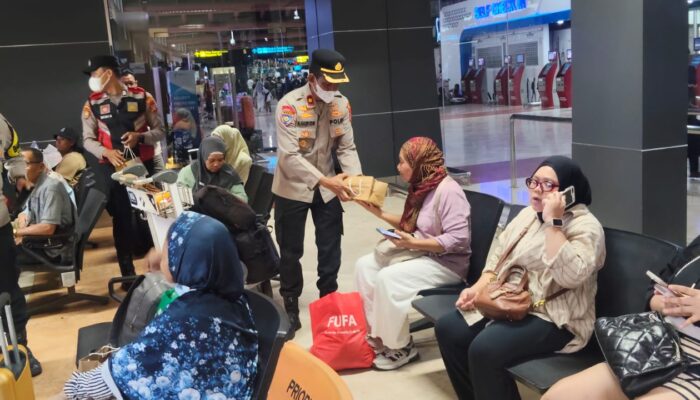 Polresta Bandara Soetta bersama Otoritas Bandara Berbagi Snack dan Minuman Gratis di Terminal 2