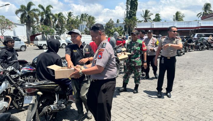 Aksi Humanis Polres Bondowoso, Berbagi Air Minum Gratis untuk Warga Antre di SPBU