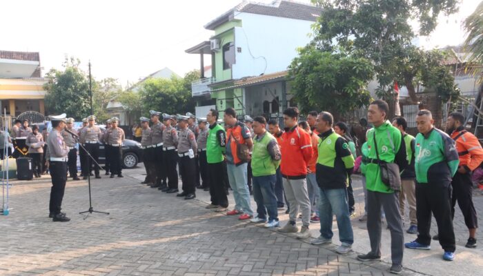 Sambut Hari Lalu Lintas Bhayangkara ke-71,Polres Mojokerto Berbagi Sembako Hingga SIM Gratis untuk Driver Ojol