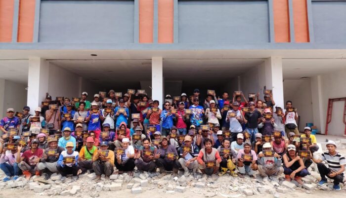 Ratusan Karyawan PT Imperial Bangun Persada Terima Sembako dan Kain Sarung