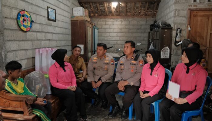 Polres Kediri Sambangi Marfel, Bocah Kelas 5 SD yang Berjuang Rawat Ibunya