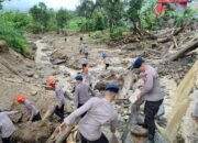 Saat Galodo Menerjang Solok, Polri Hadir Melayani: SAR Dikerahkan, Mapolres Jadi Tempat Pengungsian